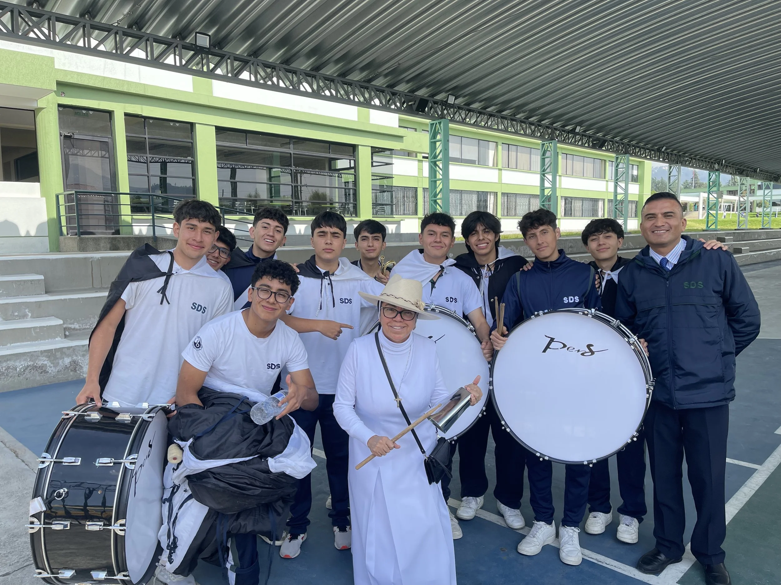 Estudiantes colaborando en proyecto IB