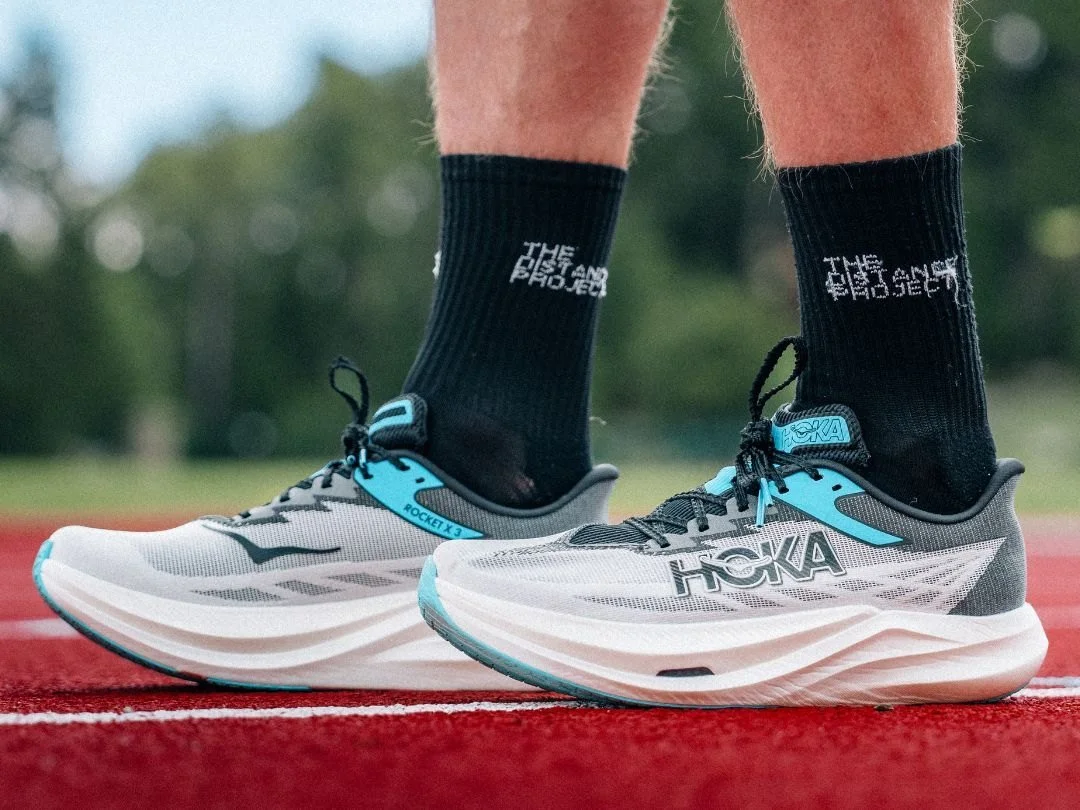 Chaussures HOKA sur une piste d'athlétisme, photographie produit running