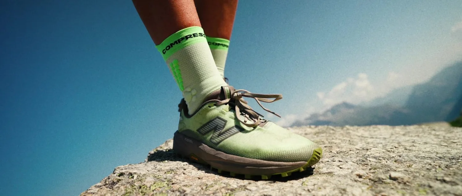 Chaussure de trail New Balance sur un rocher face au massif du Mont-Blanc