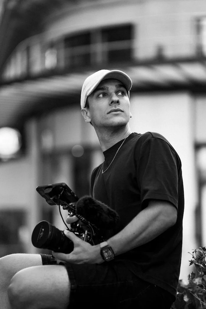 Photographe de LUSANT Prod. en action pendant un tournage sport