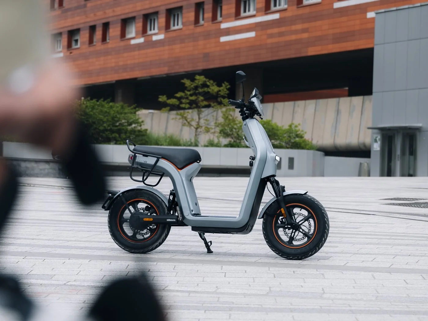 Scooter électrique Hillstorm Kick K2 garé sur une esplanade de La Défense