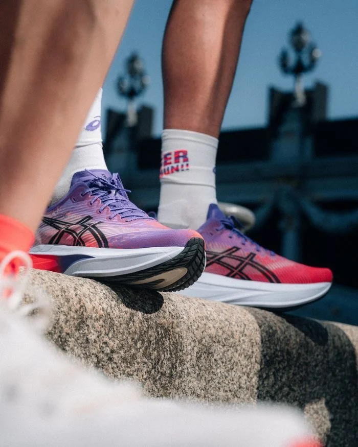 Chaussures de running ASICS en gros plan, photo produit