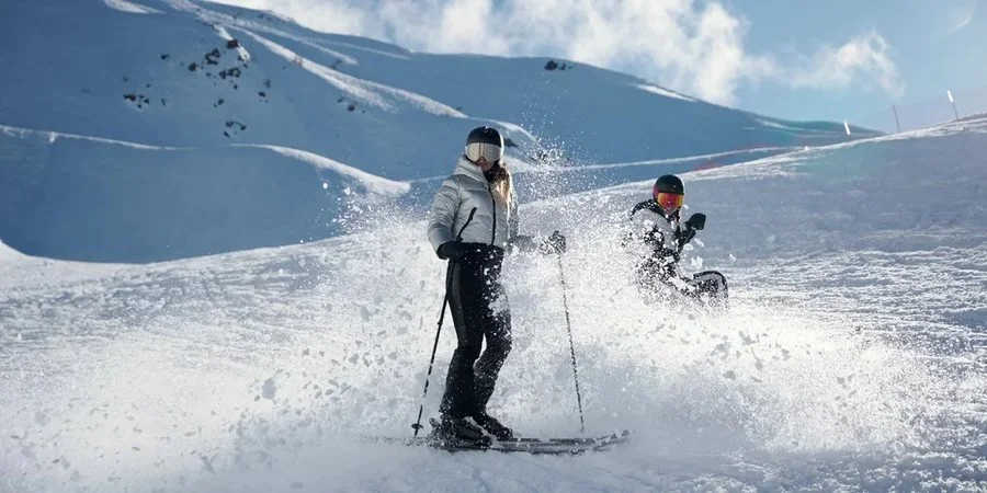 Skieurs dans la poudreuse à Serre-Chevalier, contenu pour les réseaux sociaux