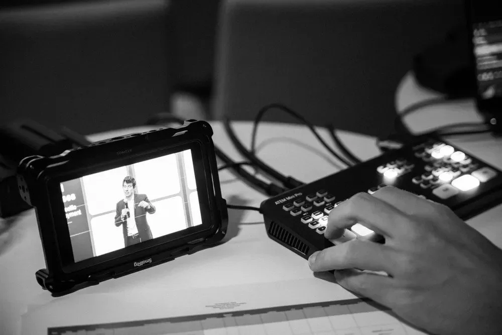 Écran de contrôle et mélangeur vidéo pendant la réalisation d'un direct