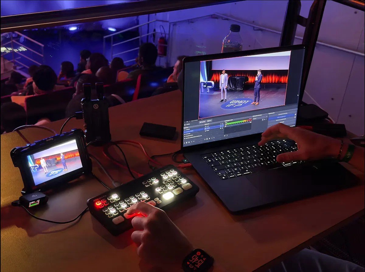 Régie live LUSANT Prod. : mélangeur vidéo, écran de contrôle et ordinateur de diffusion