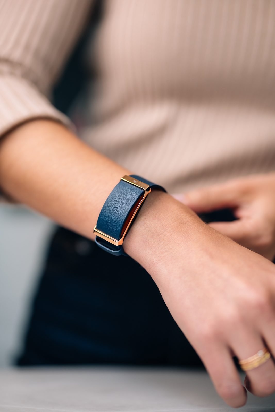 Bracelet connecté Fascine porté au poignet, photo produit lifestyle