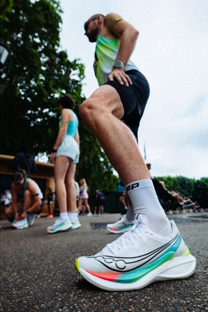 Coureur en Saucony photographié en contre-plongée pendant le London 10K, photographie de course