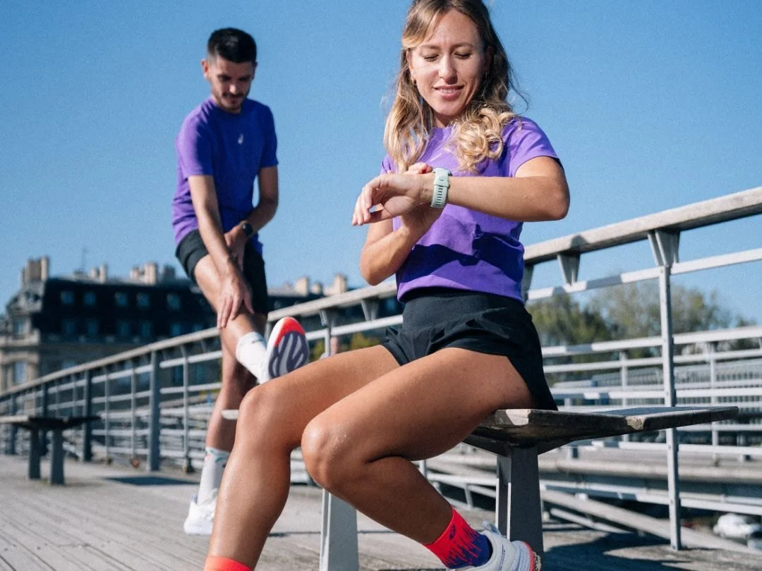 Coureuse ASICS qui consulte sa montre sur un pont de Paris, campagne de la collection Tokyo