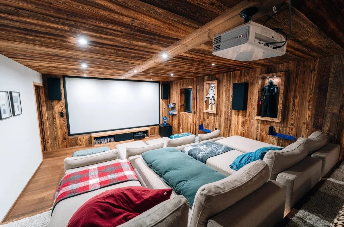 Salle de cinéma privée d'un chalet de luxe, photographie immobilière
