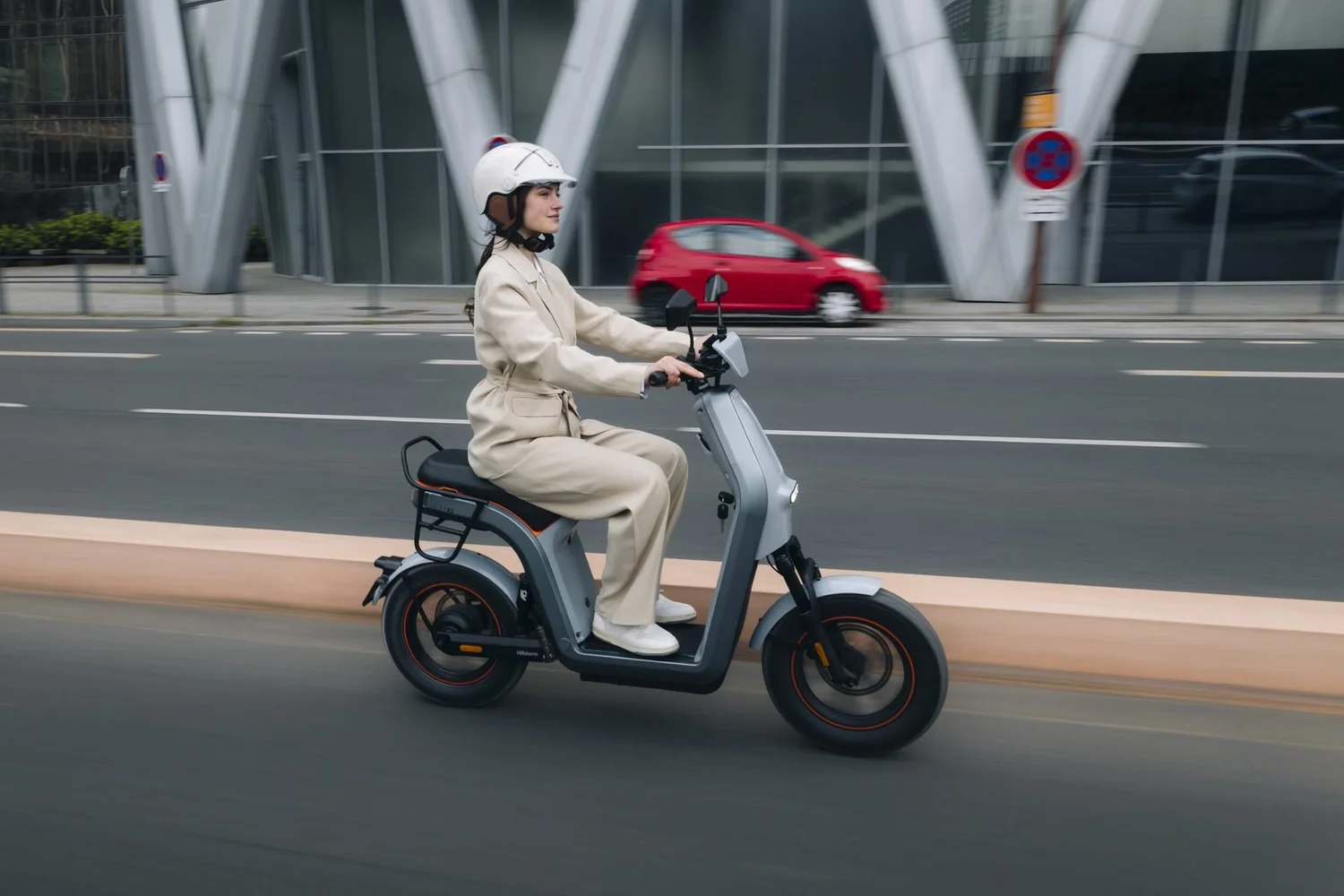 Conductrice sur le scooter électrique Hillstorm Kick K2 à La Défense