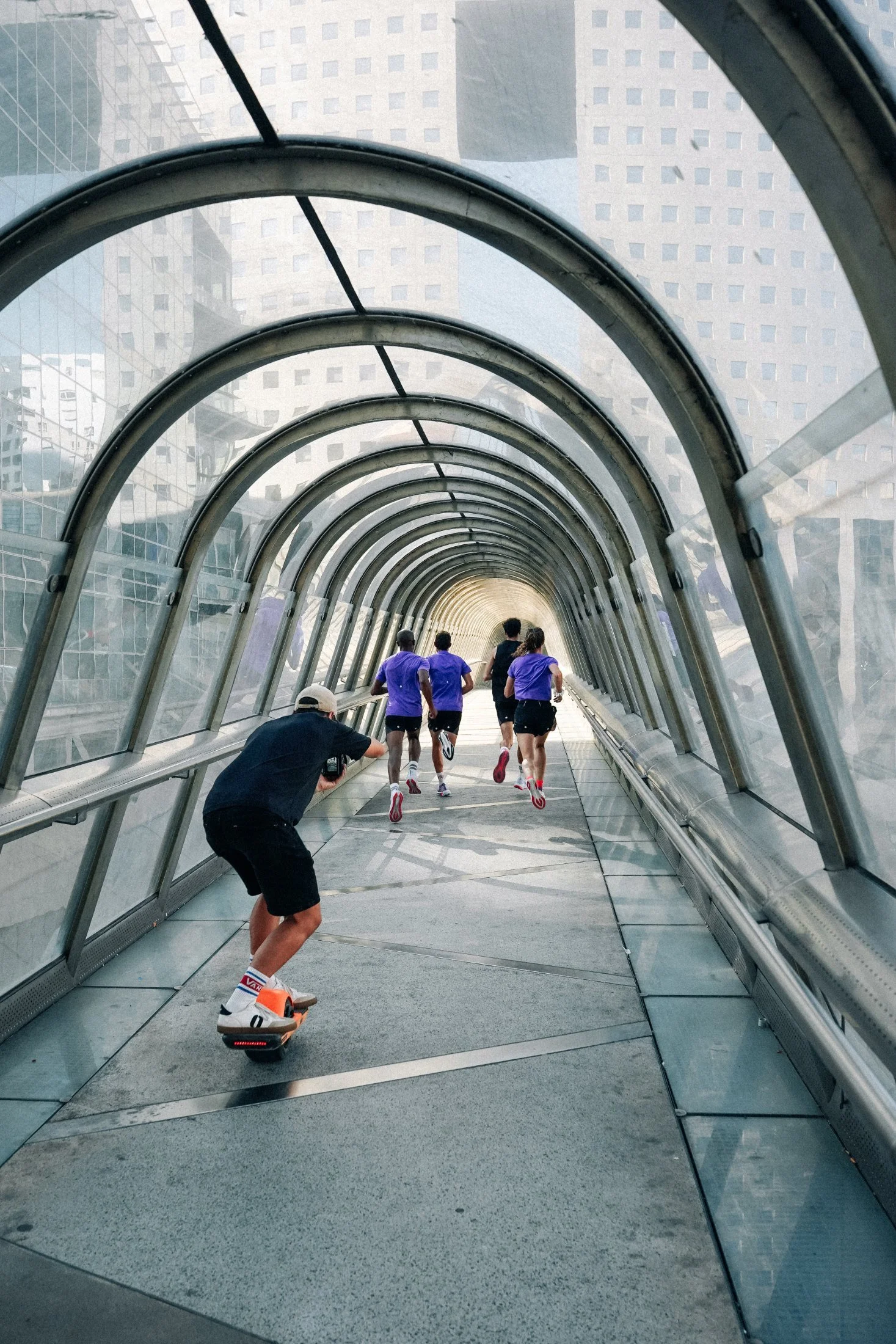 Cadreur de LUSANT Prod. en Onewheel suivant les coureurs ASICS en plein tournage