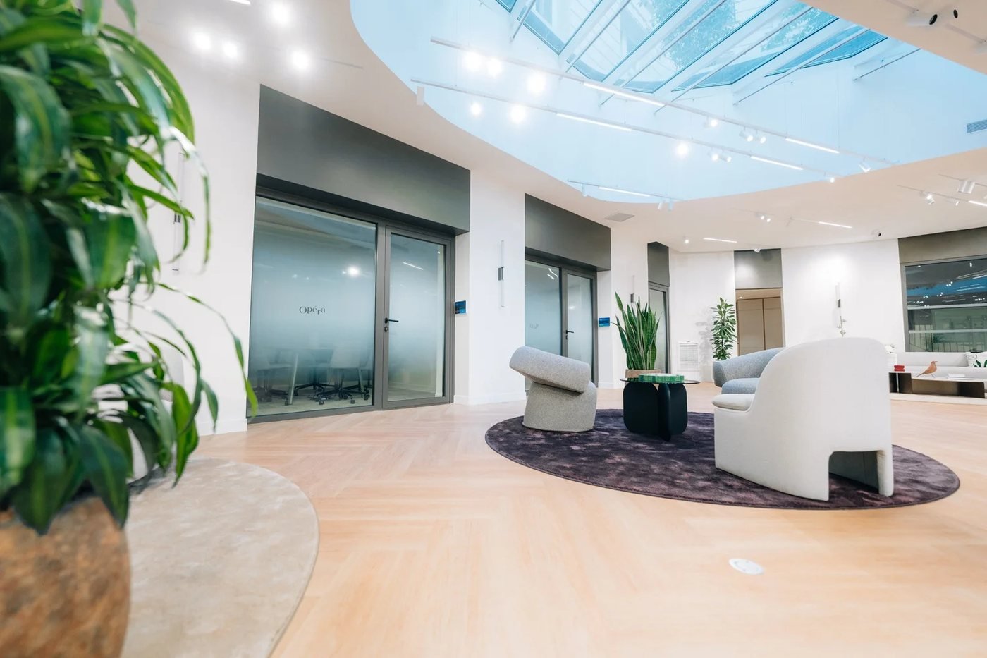 Hall de l'immeuble Virtuose sous verrière après la pose de la vitrophanie DecoAder