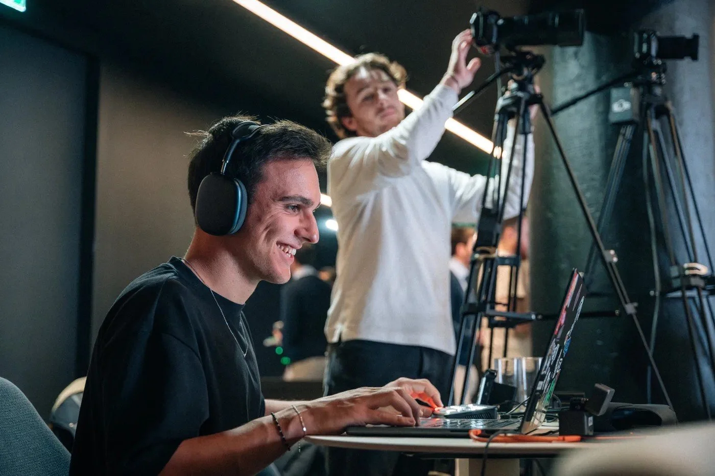 Réalisateur au casque en régie et cadreur réglant sa caméra pendant un live 21st by CentraleSupélec