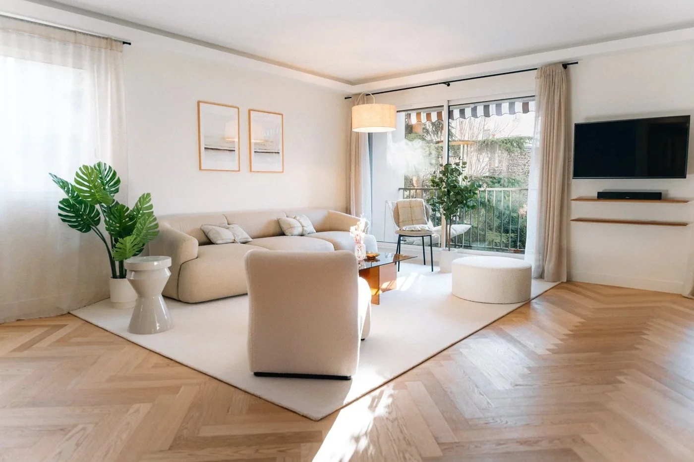 Salon lumineux d'un appartement rénové à Paris 15e, parquet en point de Hongrie, BetterHost