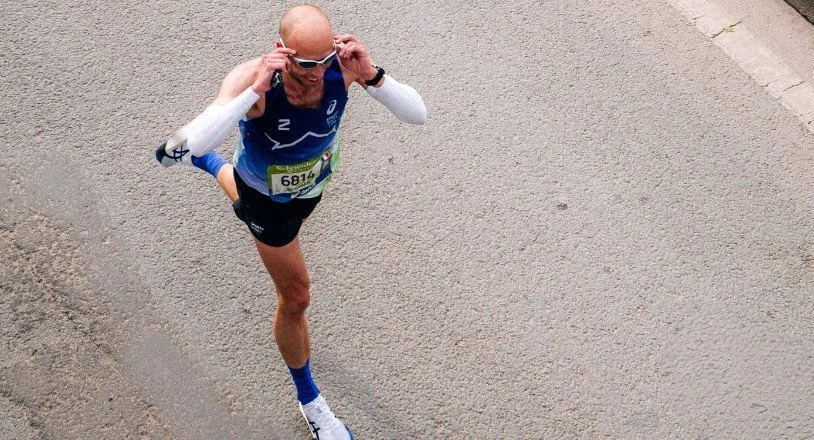 Coureur de la team ZoomVoltRunners vu d'en haut sur les quais de Seine, Marathon de Paris pour ASICS