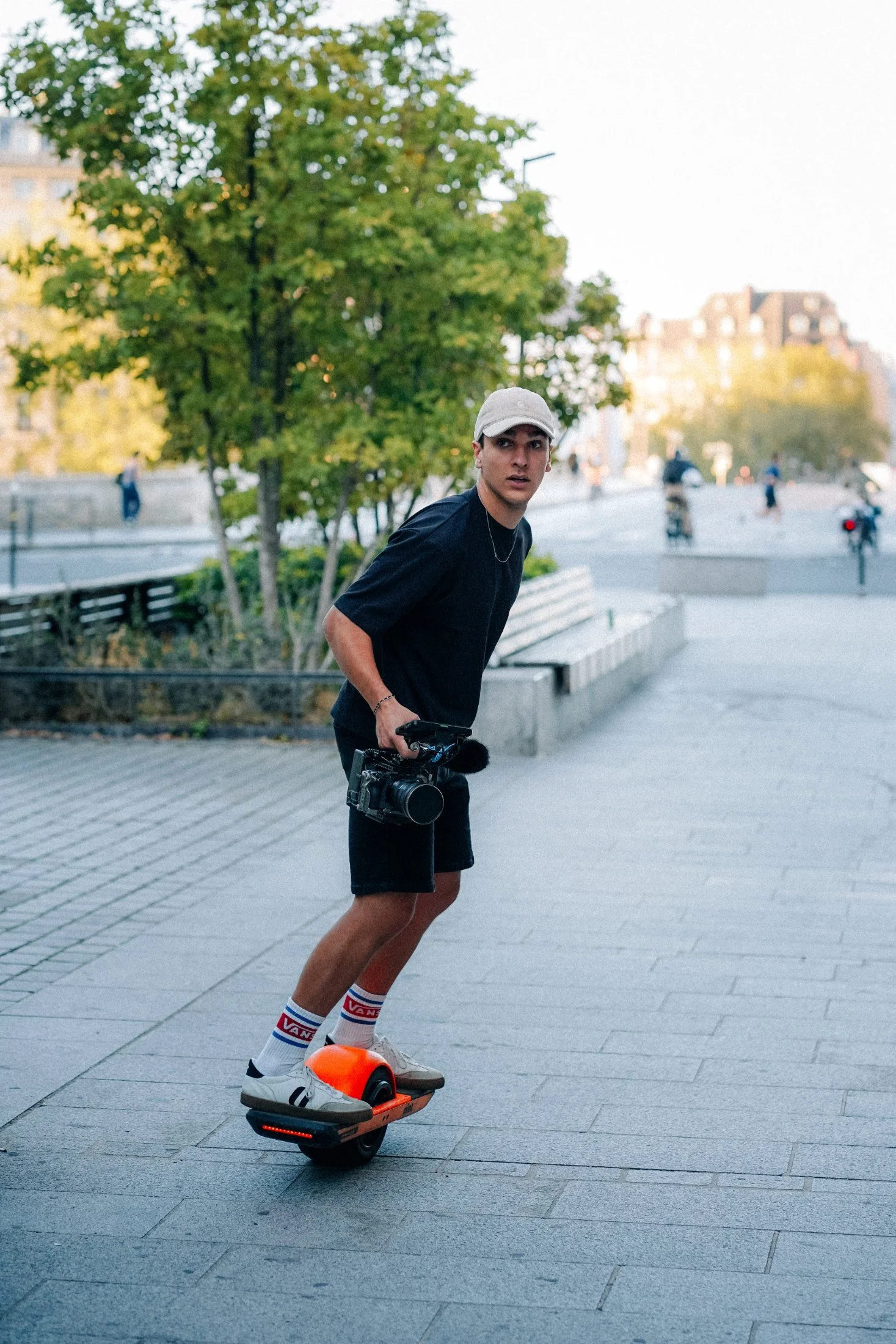 Vidéaste de LUSANT Prod. filmant en Onewheel pendant le tournage ASICS