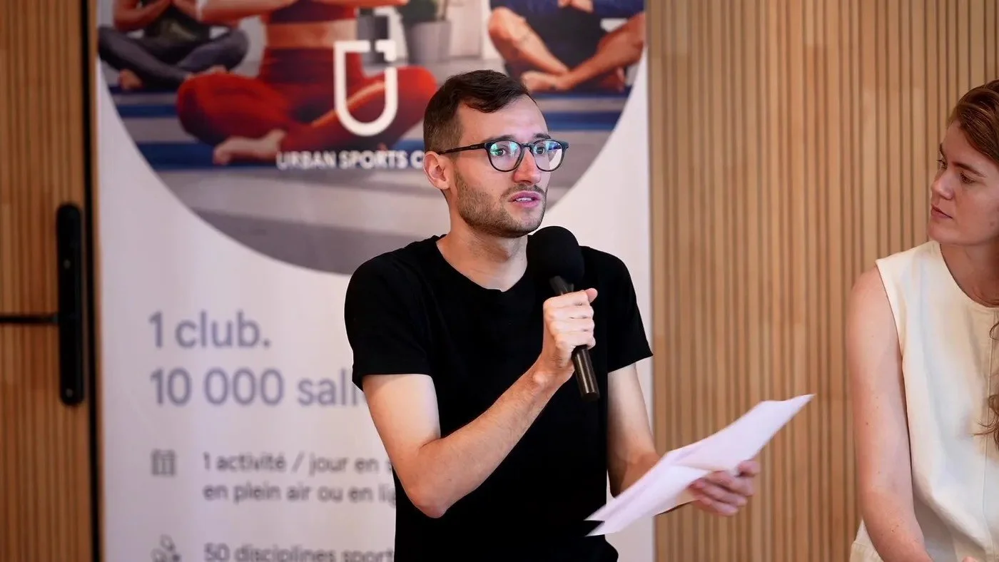 Animateur de la table ronde Urban Sports Club micro en main, diffusée en direct sur LinkedIn