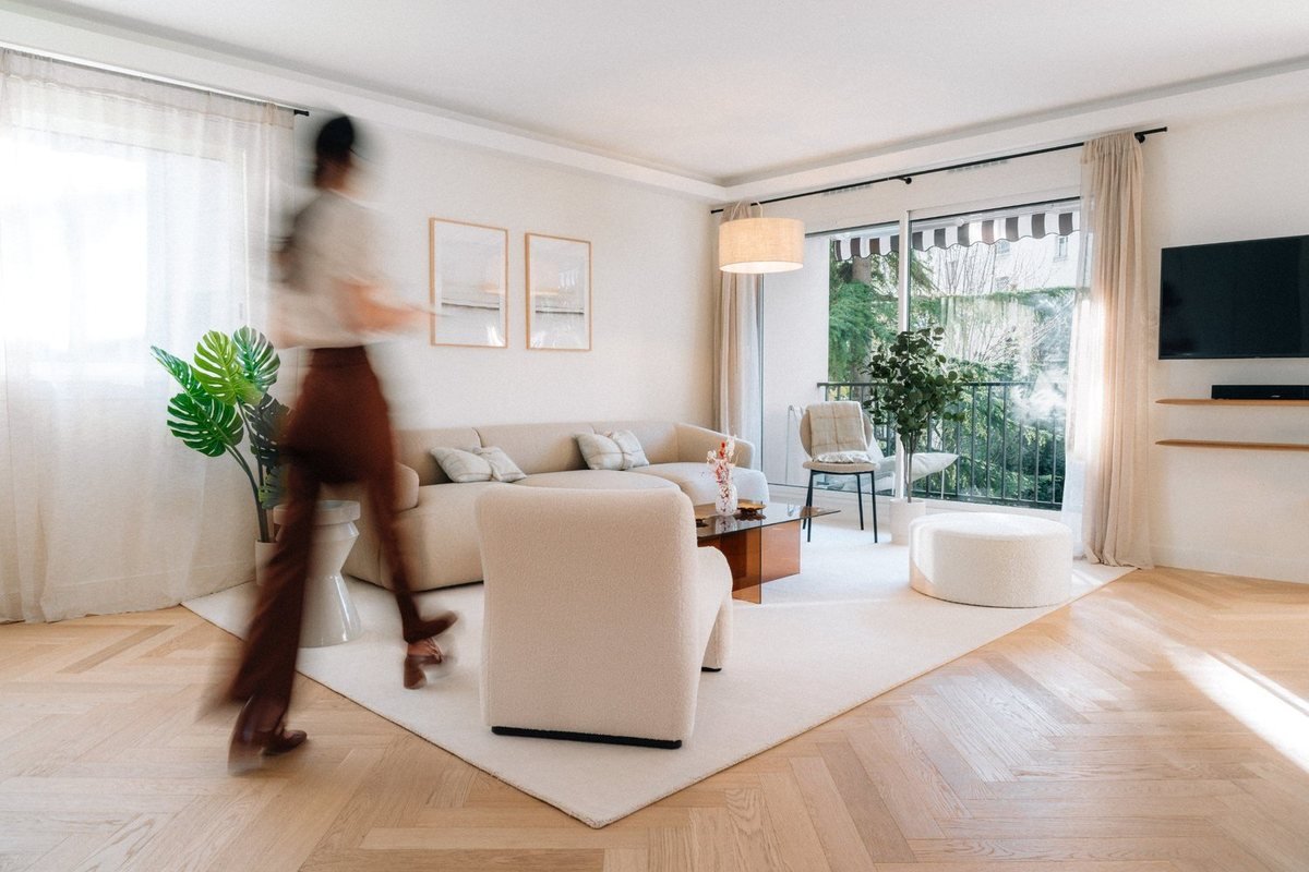 Modèle traversant le salon d'un appartement rénové à Paris 15e pour BetterHost