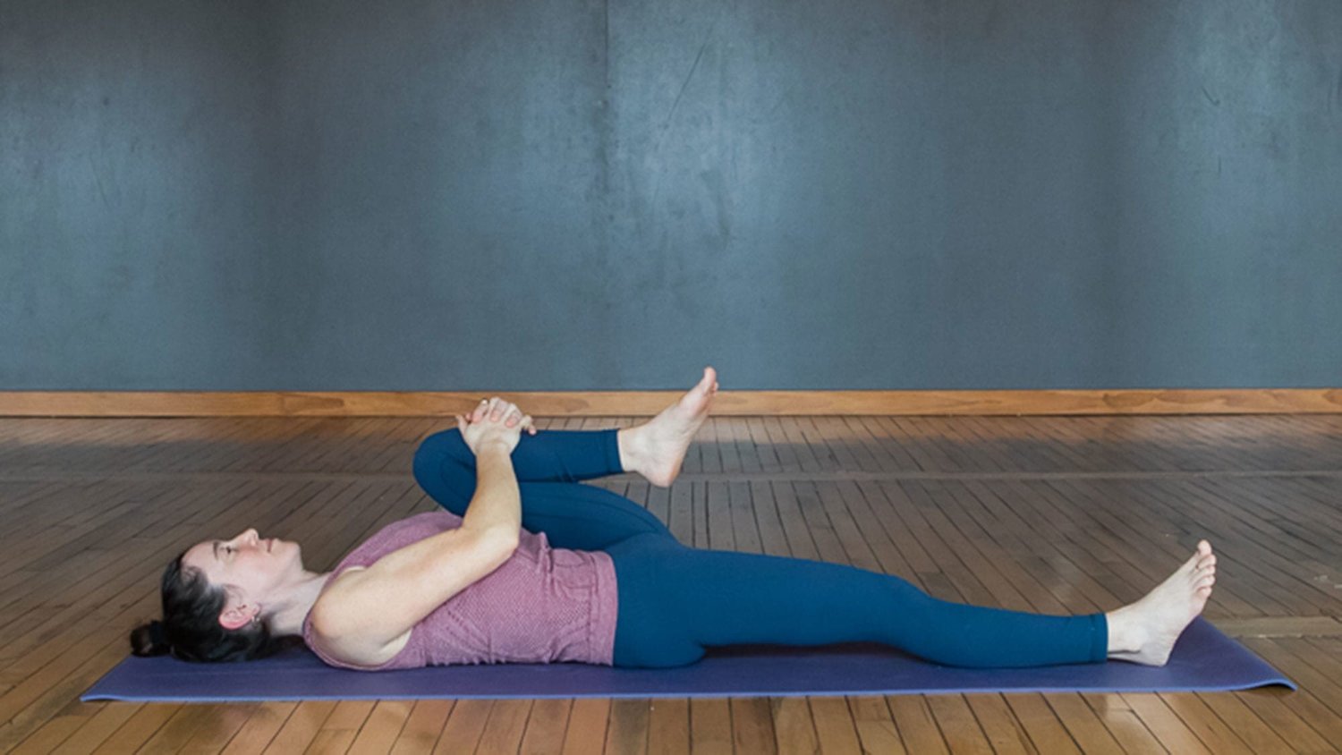 Асаны йоги. Поза 13. Поза откинувшись назад. Паршва бакасана фото. Поза гуру.