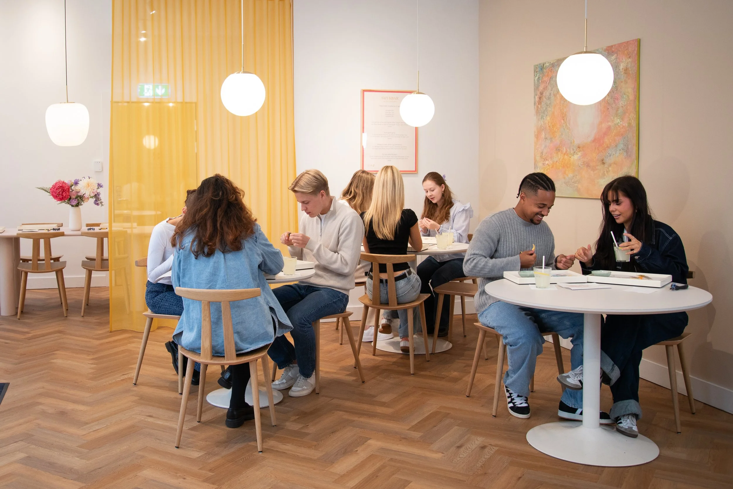 Gjester som lager smykker hos SMYKBAR Oslo