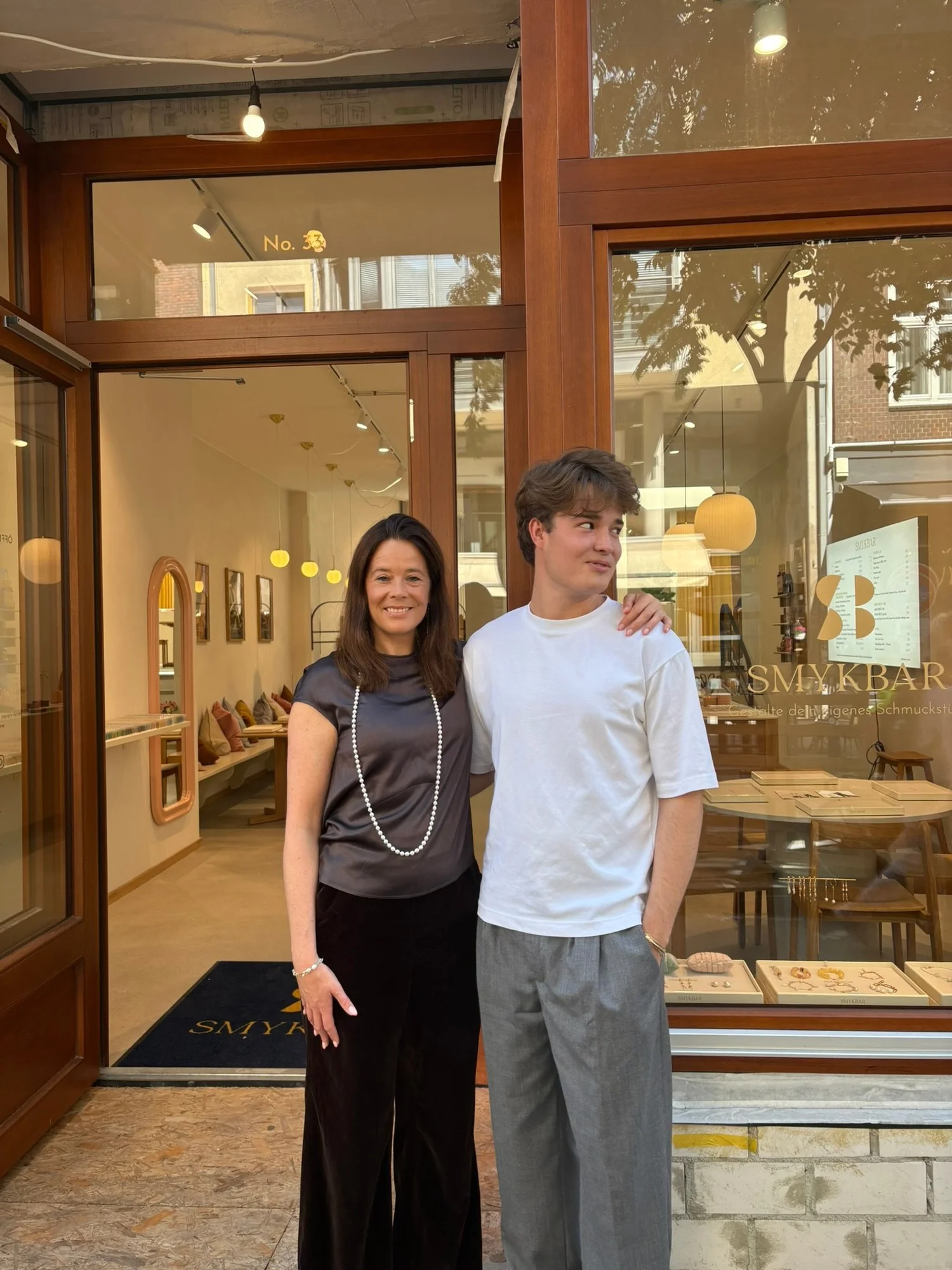 Nina und Noah Middelboe vor SMYKBAR