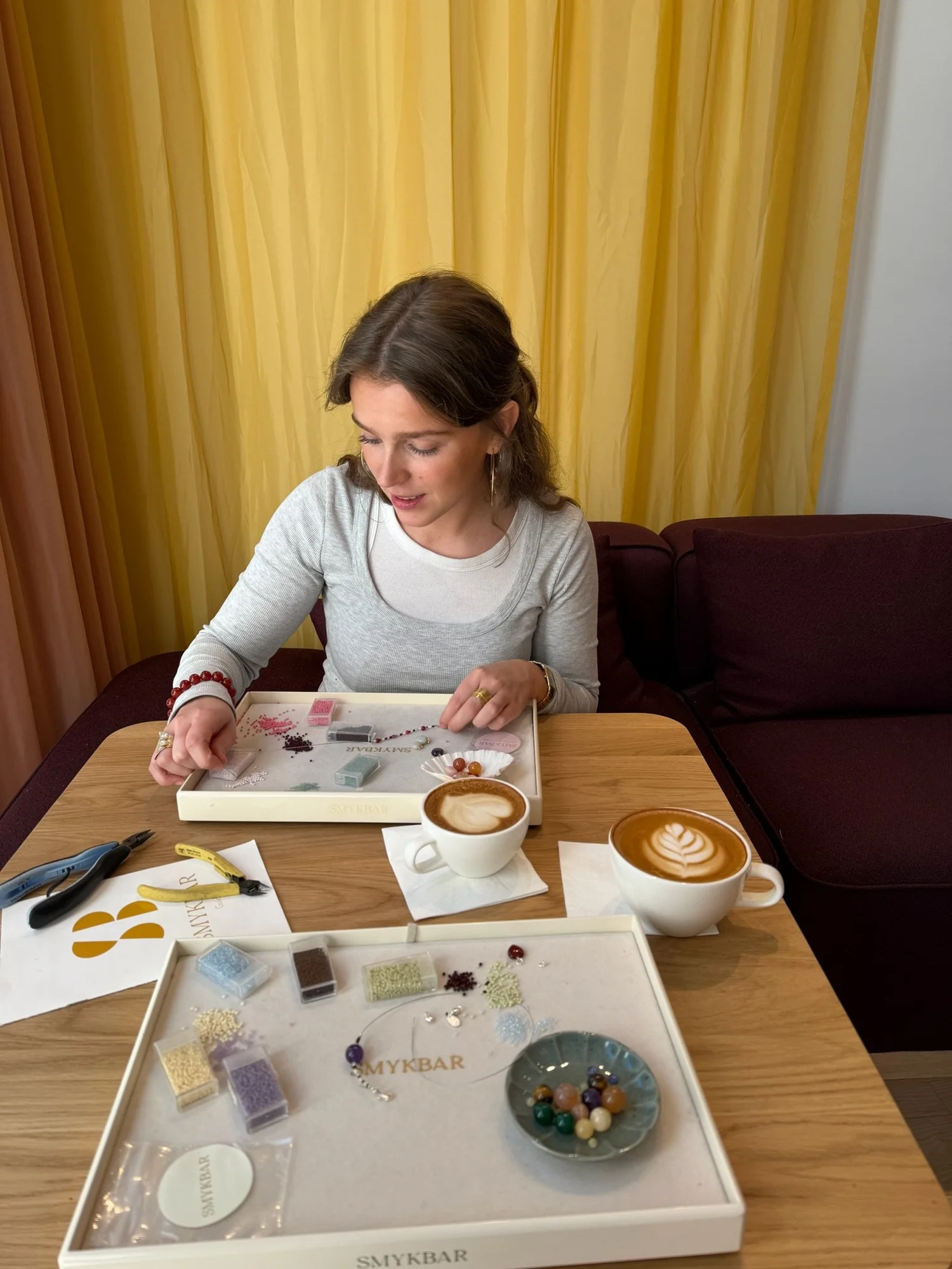 Gjest lager smykker ved bordet hos SMYKBAR