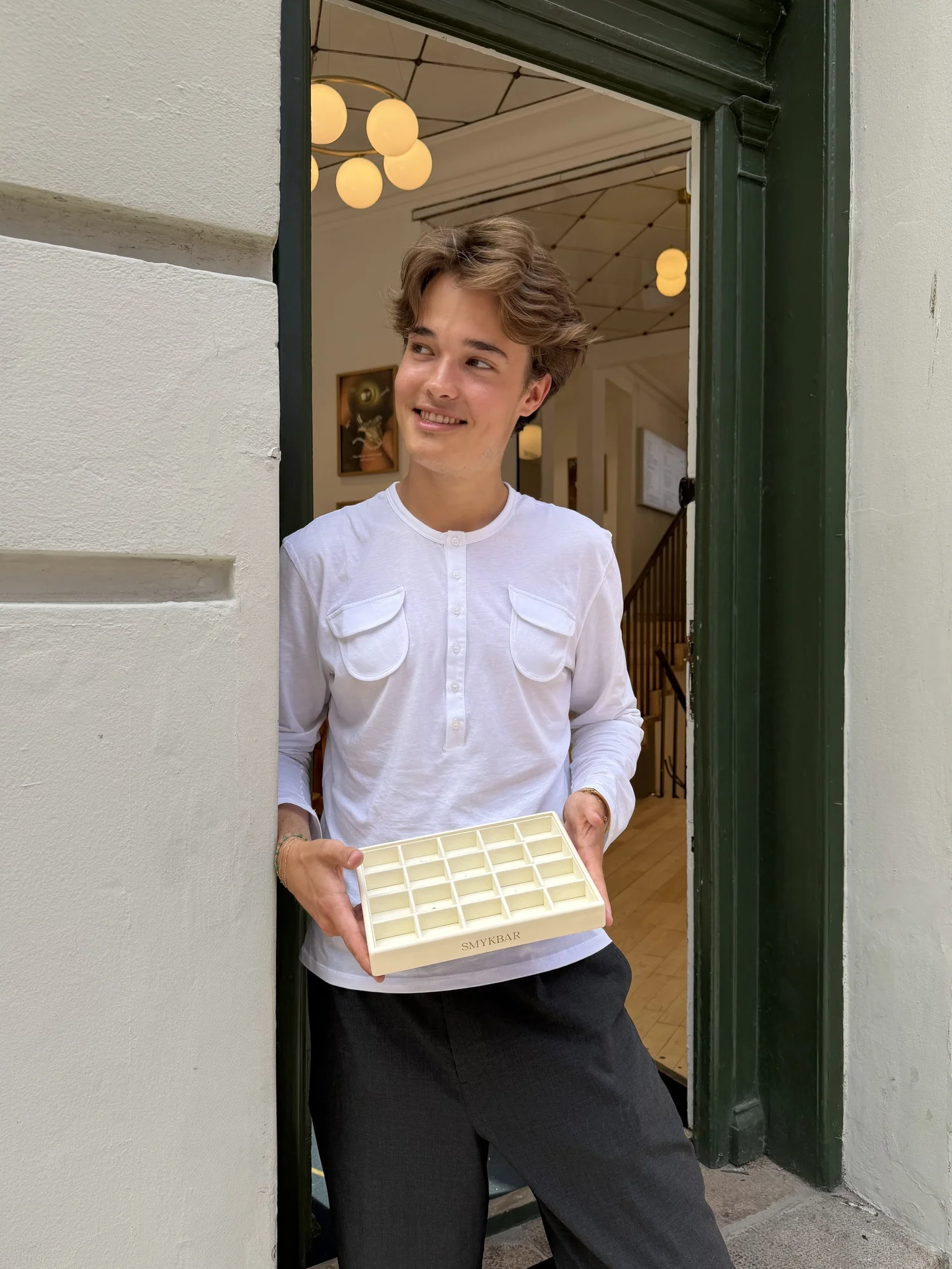 Noah Middelboe mit einem Tablett voller Schmuckteile
