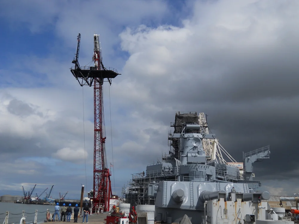 Crane restepping the mast on the battleship USS Iowa