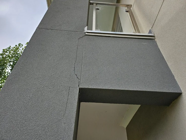Crack in the render on the outside of an apartment building