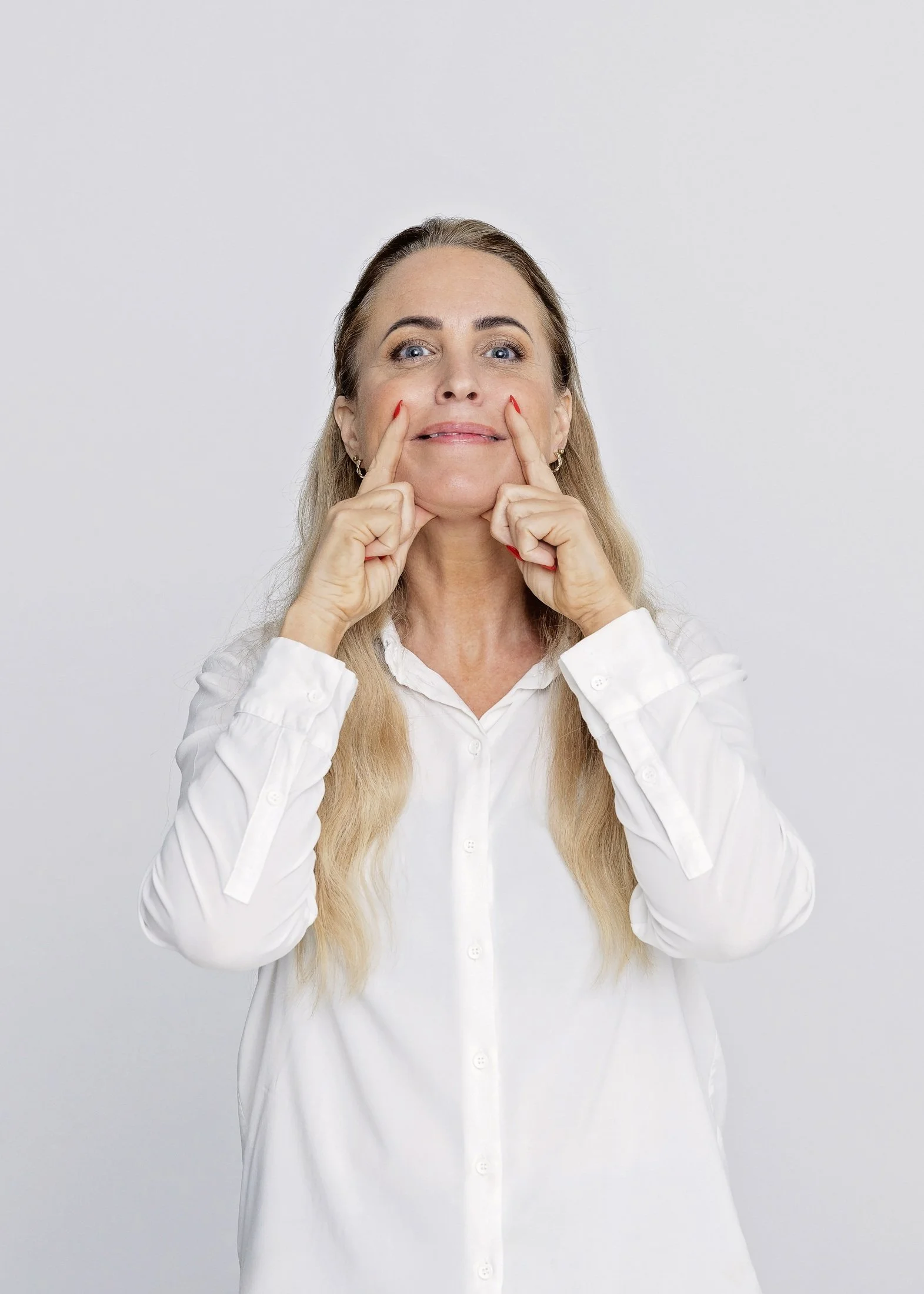 Susanne Dyhr viser en ansigtsyogaøvelse