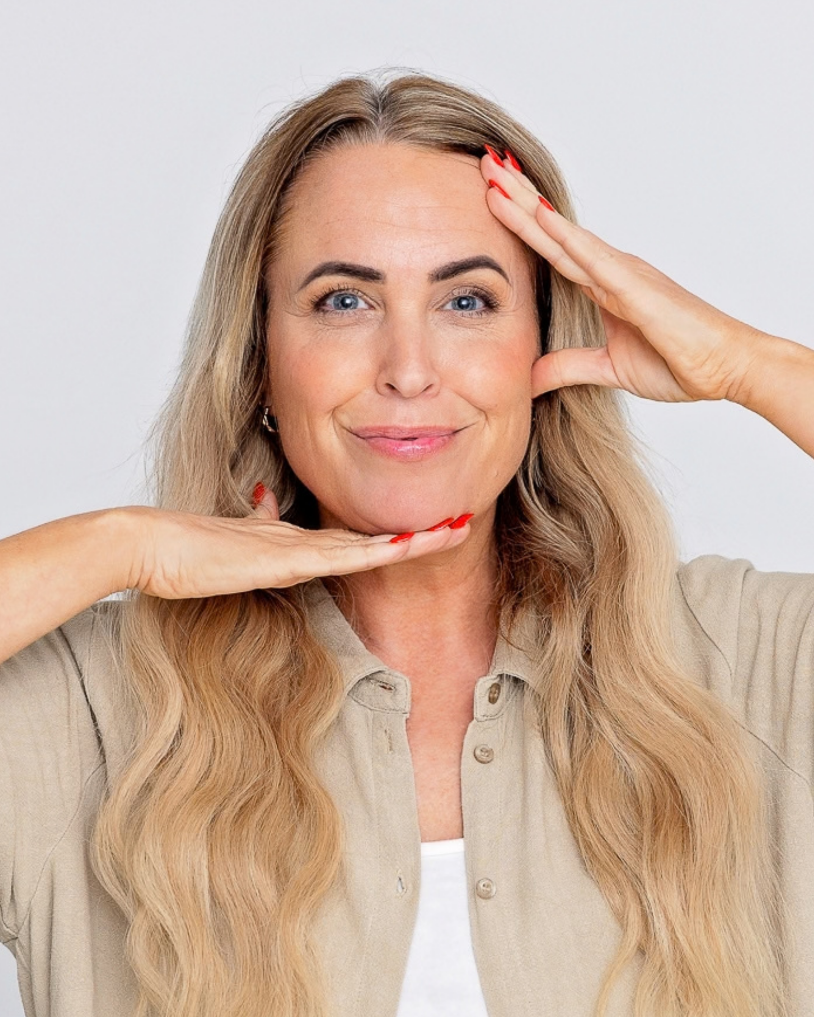Susanne Dyhr viser fire områder, der kan trænes med ansigtsyoga