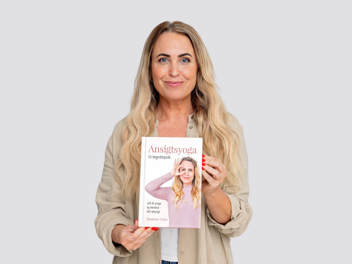 Susanne Dyhr holder bogen Ansigtsyoga - En begynderguide
