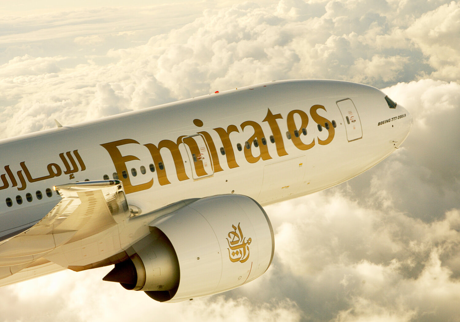 Сайт эмирейтс. Авиакомпания Дубай Эмирейтс. Самолет Дубай Эмирейтс. Боинг 777 арабские эмираты. Флай эмиратес самолет.