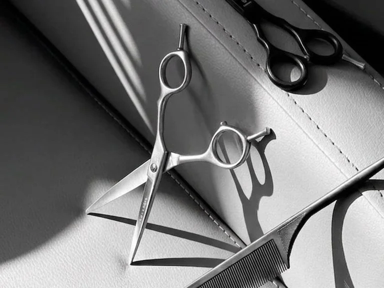Outils de coiffeuse : ciseaux de précision, peigne et brosse, technique Vidal Sassoon