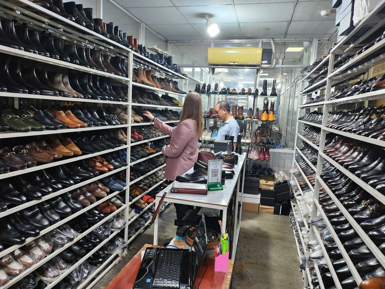 Cosmo Sourcing client on a factory visit in Vietnam