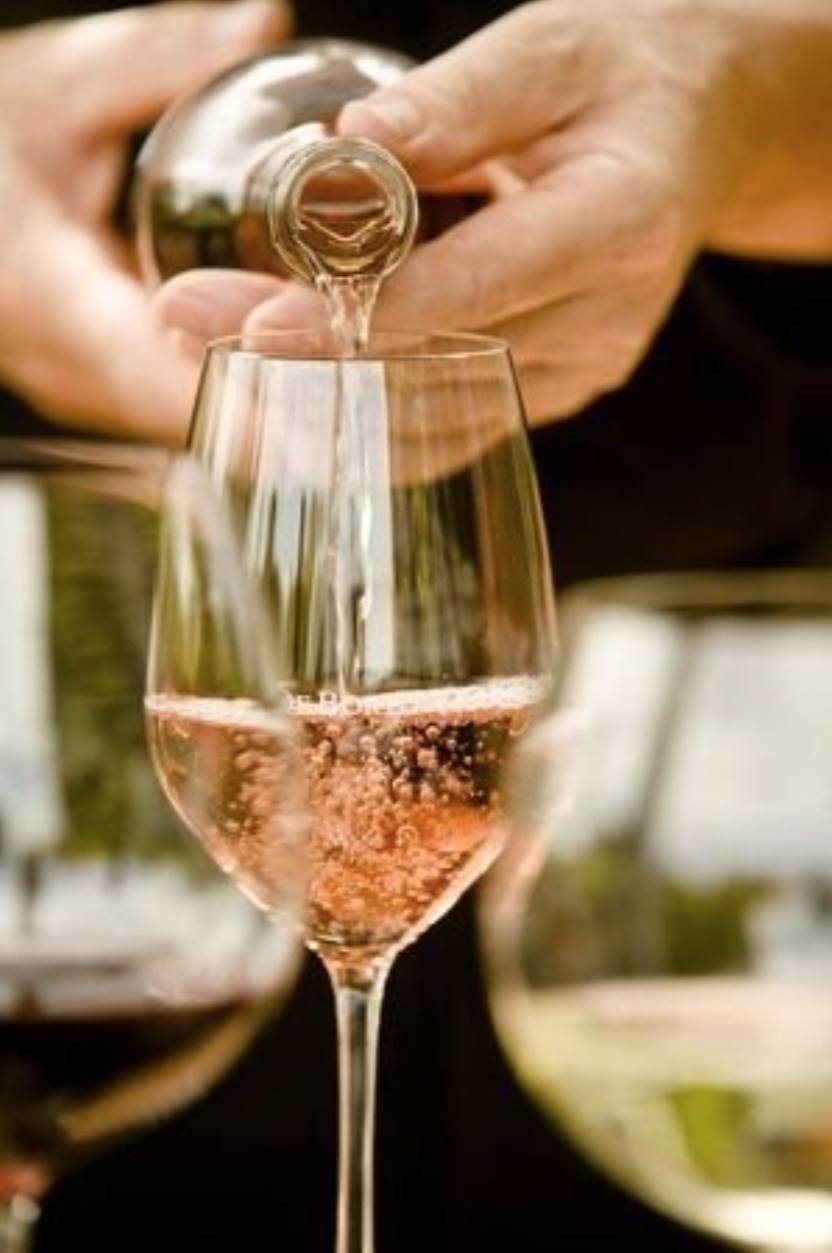 Шампанское во время. Розе дегустация. Минуты вино фото. Итальянская вечеринка бокалы. Бокал вина фото дома.