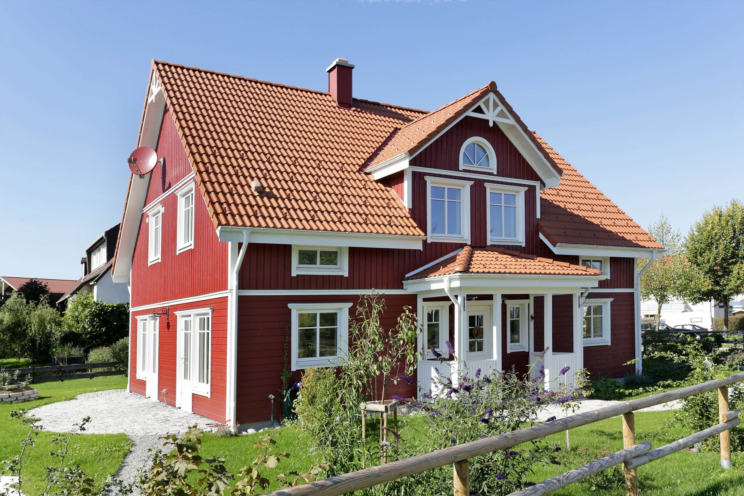 Schwedenhaus von Greenville mit charakteristischer roter Holzfassade, weißen Sprossenfenstern und Satteldach