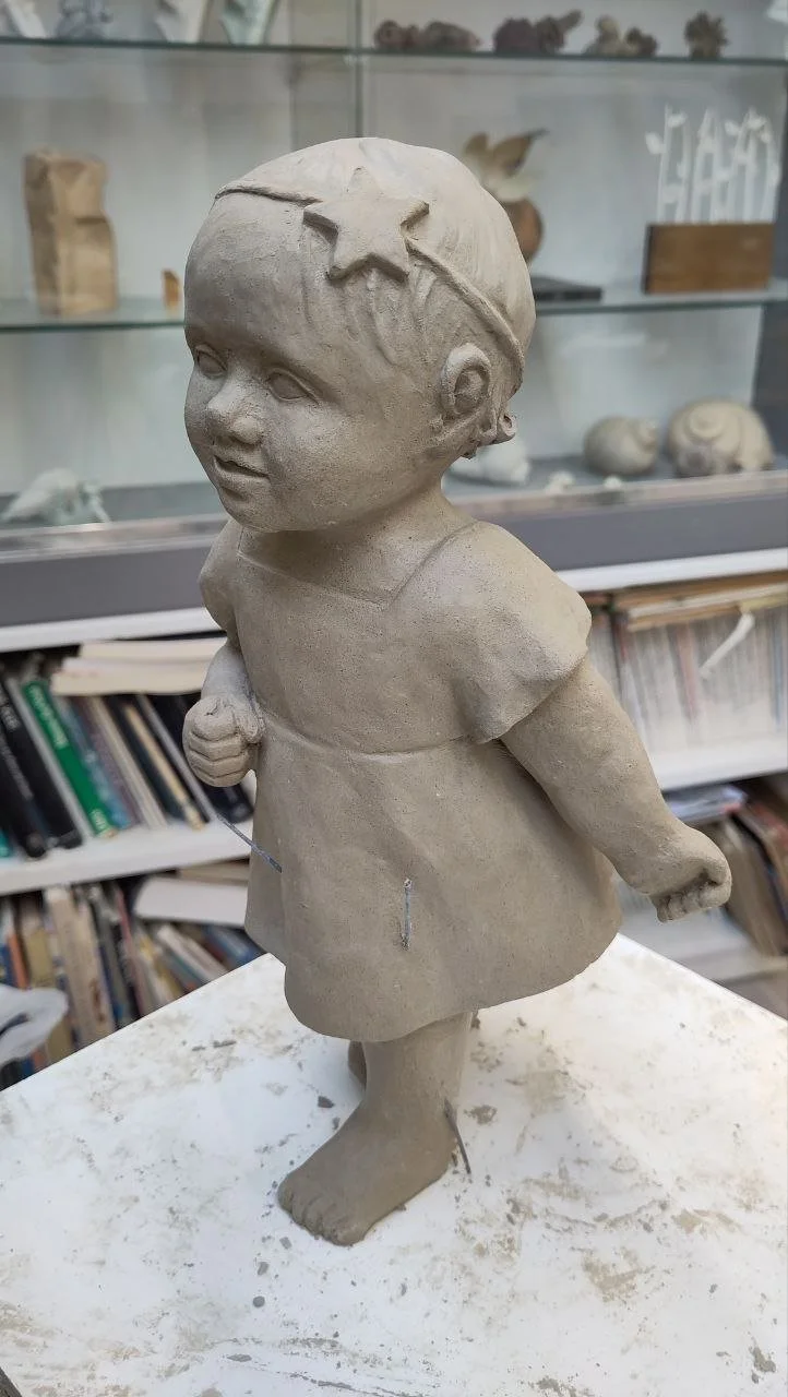 Tonmodell einer Sternenkinderfigur