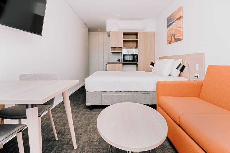 Superior Queen room at Toms Court Hotel