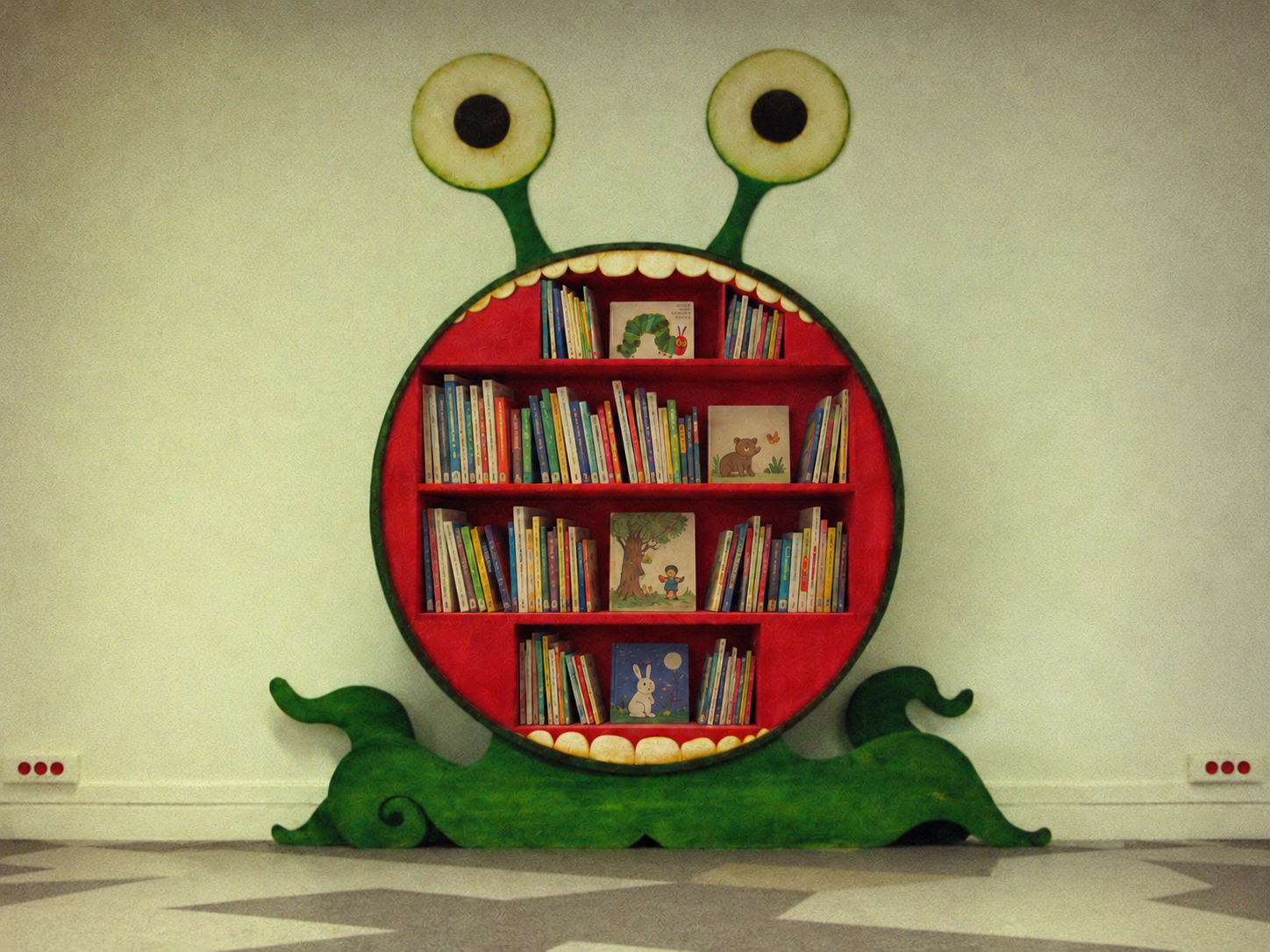 Bibliothèque sculptée en forme de monstre, garnie de livres