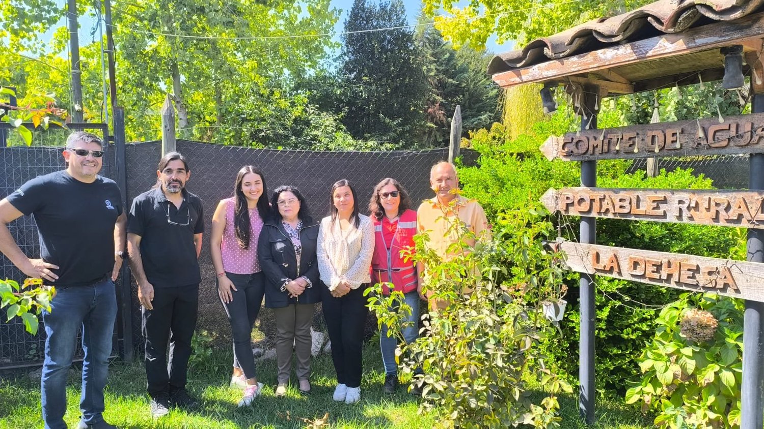 Equipo de Sistema Nacional APR en terreno junto a un comité de agua potable rural