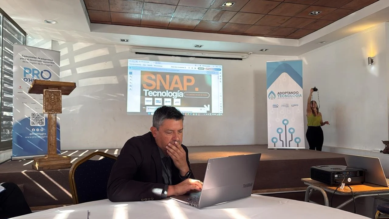 David Barra, director del proyecto Sistema Nacional APR, revisando un mapa GIS en terreno