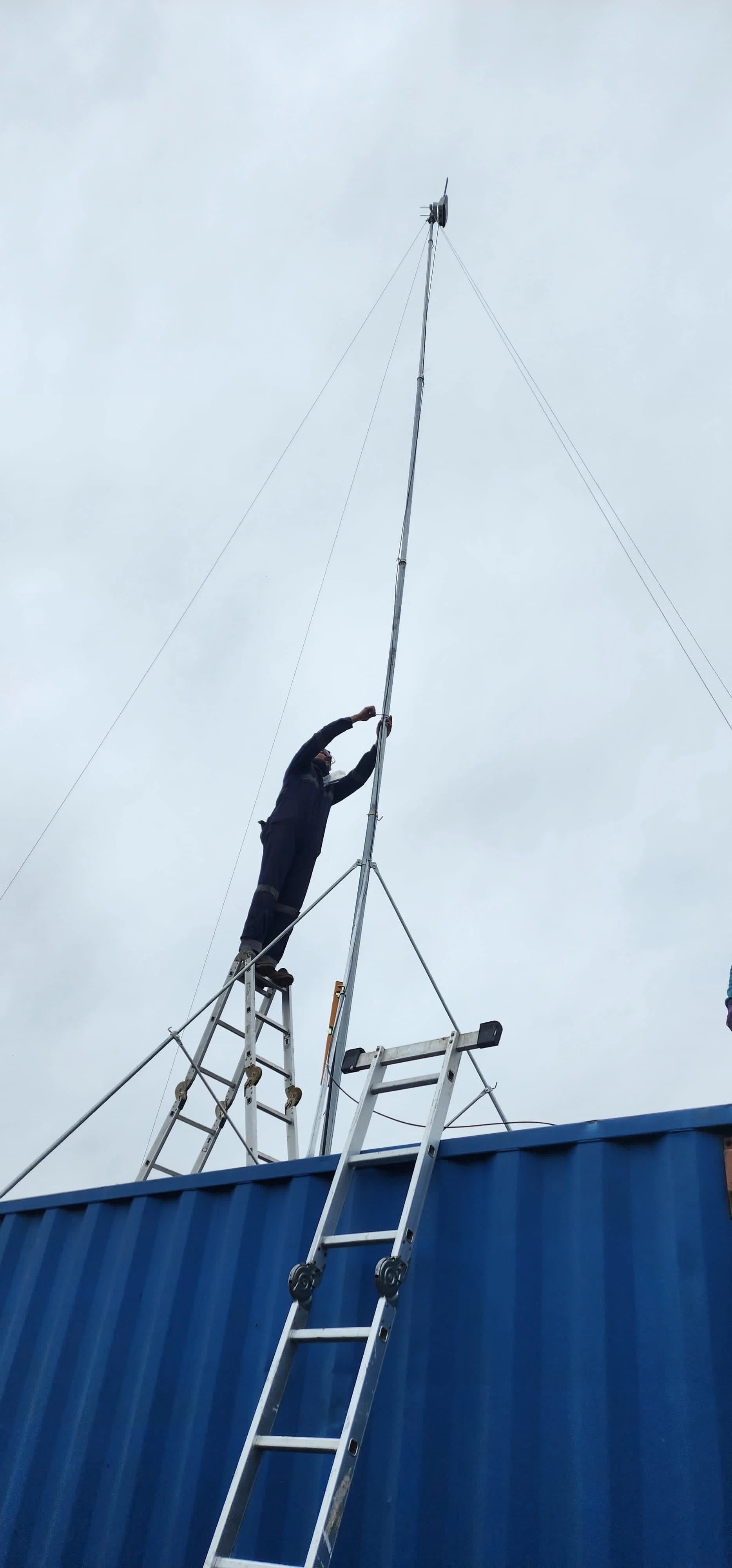 Antena LoRaWAN instalada en terreno por el equipo de SNAP