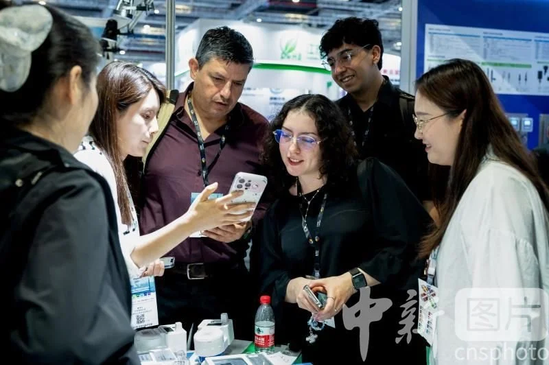 Equipo SNAP presentando su tecnología en una feria asiática, como eje del pabellón de innovación