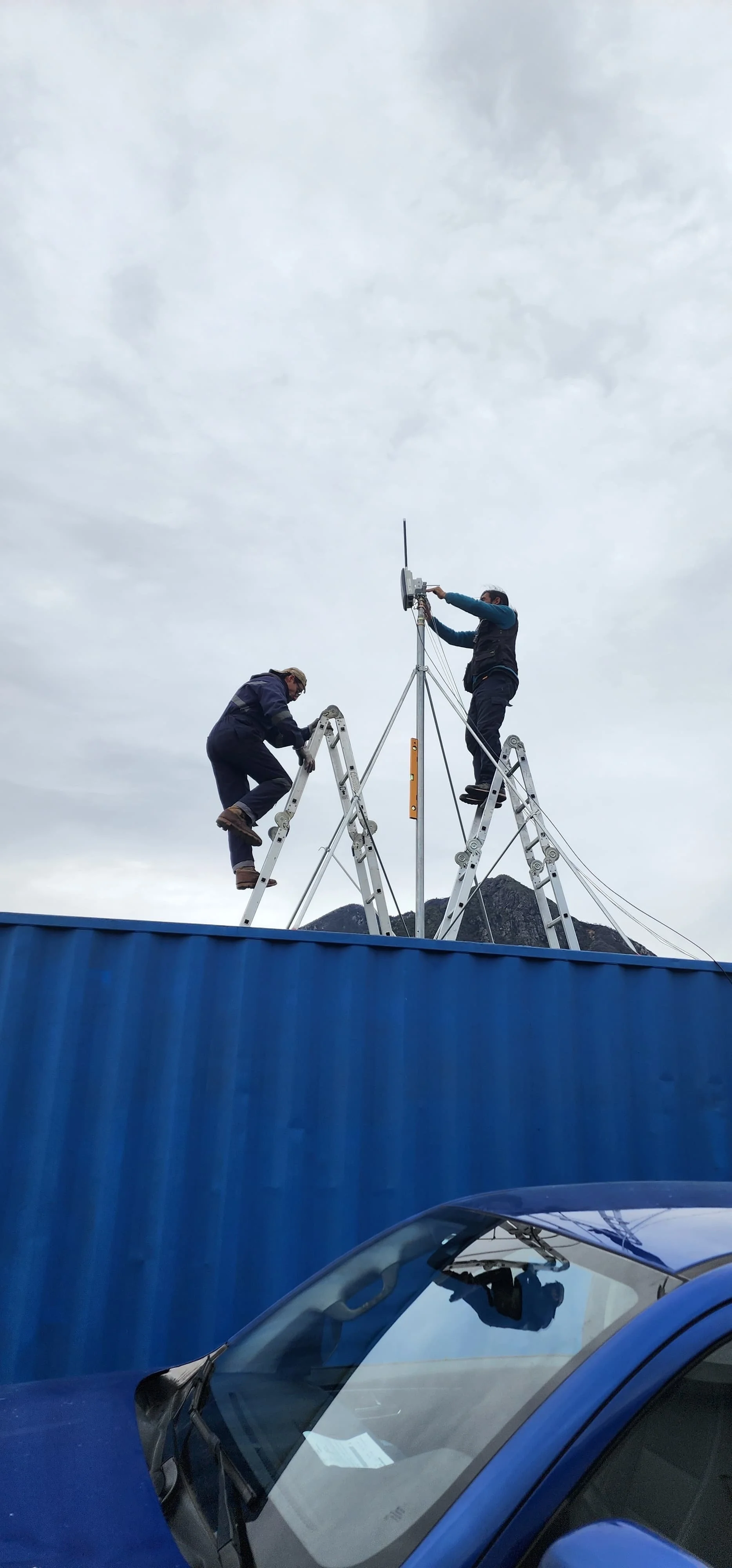 Equipo de SNAP instalando una antena LoRaWAN en terreno