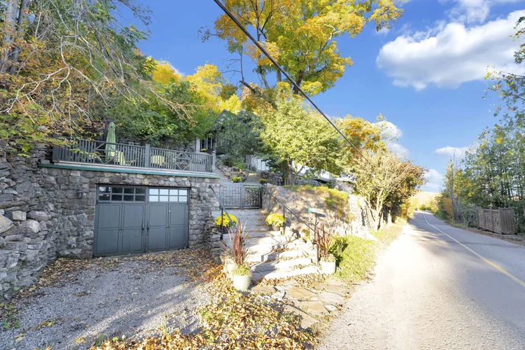 Roadside approach to the garage at 755 Ch. du Lac-Meech, Chelsea