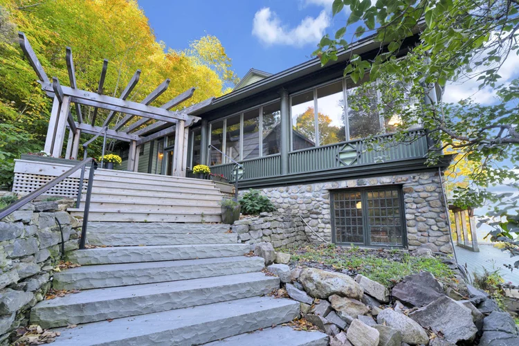 Pergola and landscaped approach at 755 Ch. du Lac-Meech, Chelsea
