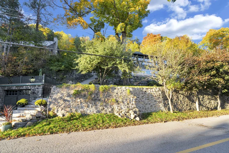 Stone terraces at the property entrance at 755 Ch. du Lac-Meech, Chelsea