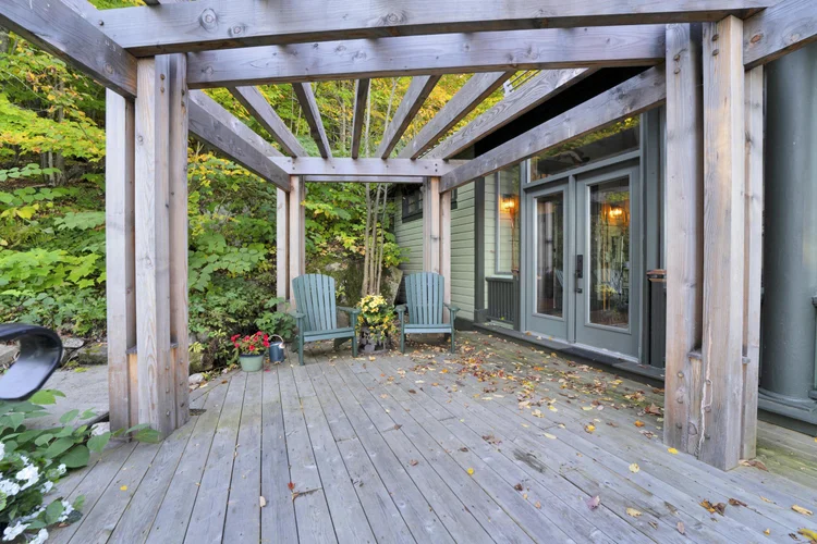 Pergola and terrace at 755 Ch. du Lac-Meech, Chelsea