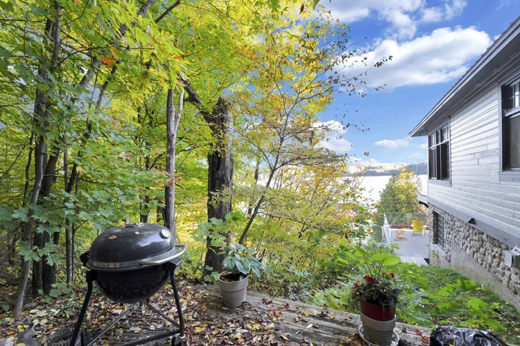 Trees and outdoor seating at 755 Ch. du Lac-Meech, Chelsea